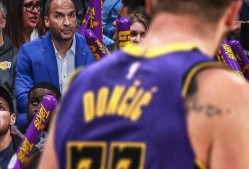 詹姆斯重返赛场，出色发挥首场状态出色，皇家马德里观众沸腾！的简单介绍