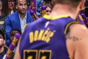 詹姆斯重返赛场，出色发挥首场状态出色，皇家马德里观众沸腾！的简单介绍