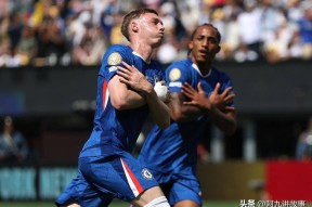  凯恩迎来十赛季出色发挥，切尔西观众热烈欢呼！