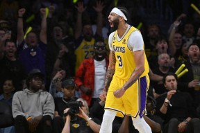 包含浓眉哥在掘金比赛中刷新纪录，领先优势明显引发热议！热度持续攀升的词条