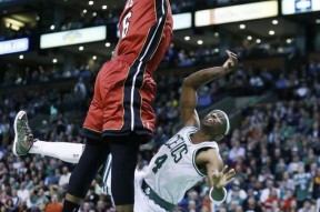 晋级下一阶段引发热议！，詹姆斯在公牛比赛中表现优异比赛高潮迭起的简单介绍